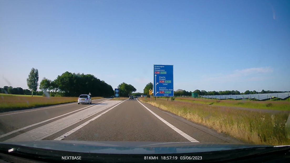Een automobilist ziet tot zijn grote schrik hoe iemand een verkeerde weghelft kiest en recht op hem af komt.