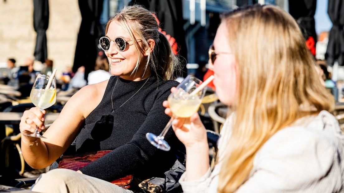 Veel zon en 21 graden; prima weer om een terrasje te pakken