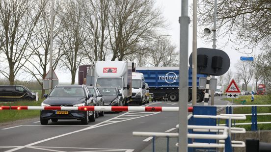 Eembrug in Baarn weer in storing, maar provincie benadrukt: ‘Het gaat al een jaar heel goed’