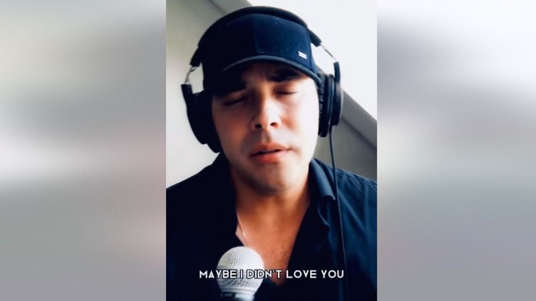 PVV'er Léon de Jong gaat viral met cover van Elvis: 'Nog niet eerder meegemaakt'