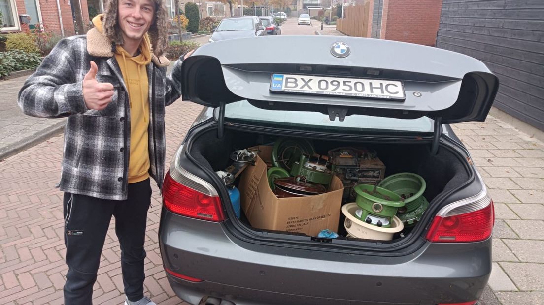 Oekraïner Vadik bij de auto met petroleumstellen