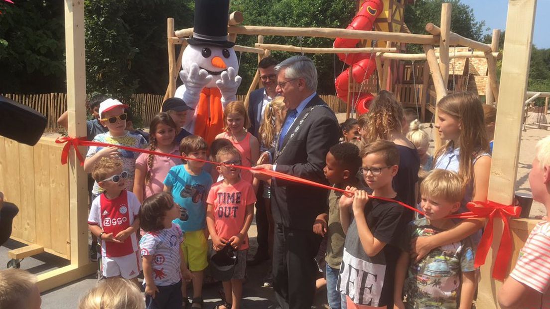 Burgemeester Aptroot opent de Alpenspeeltuin
