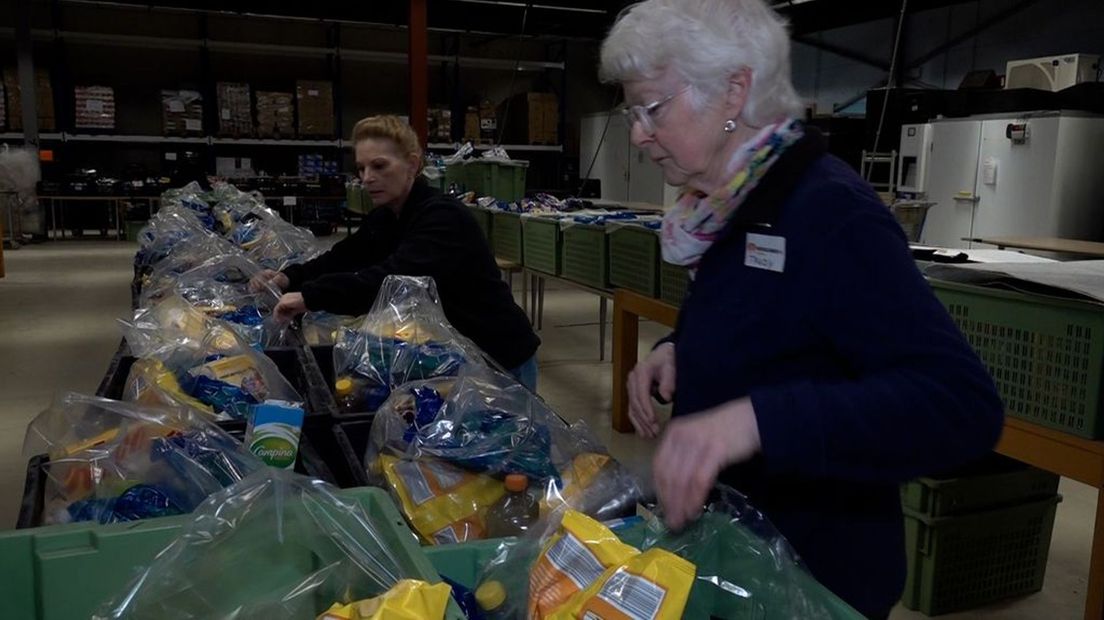 Vrijwilligers van de voedselbank in Zutphen aan het werk om de pakketten met eten klaar te zetten voor de klanten.