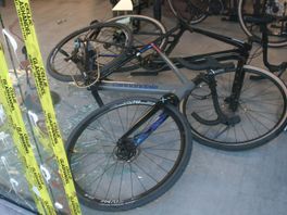 112 Nieuws: Opnieuw pui van Almelose fietsenwinkel geramd: meerdere fietsen weg