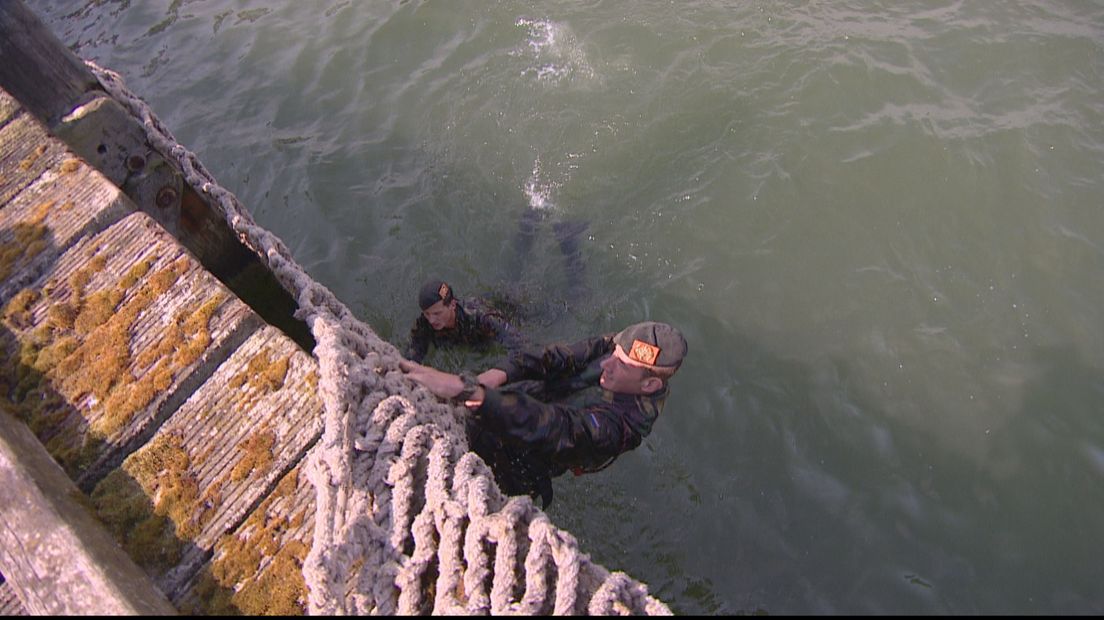 Het is traditie voor de militairen om het koord nat te maken door in het water te duiken