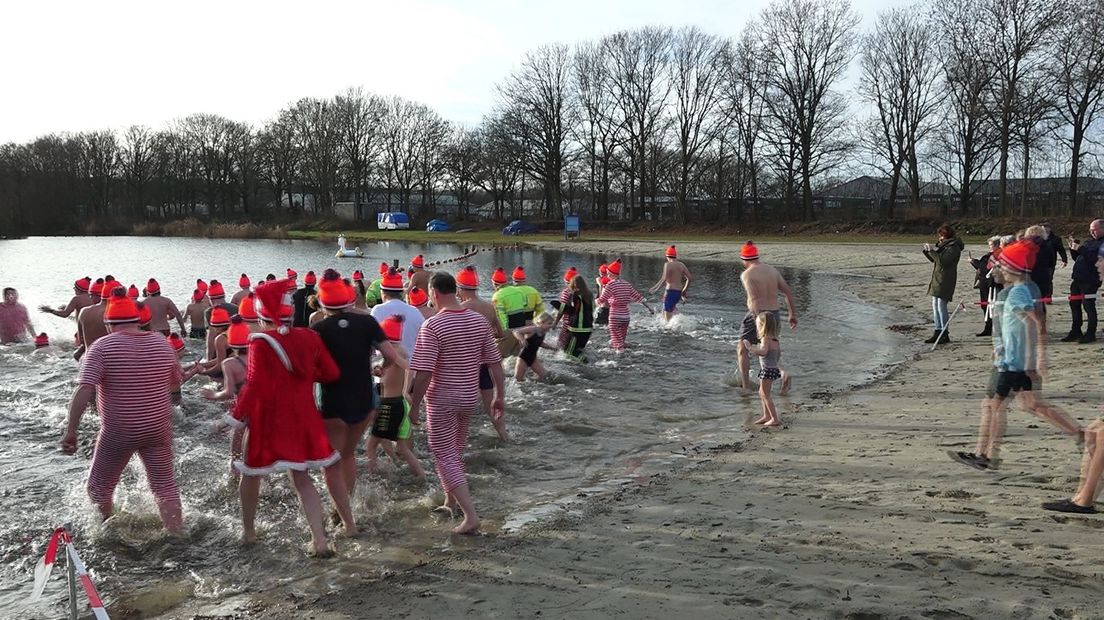 De nieuwjaarsduik in Moekesgat in Ter Apel