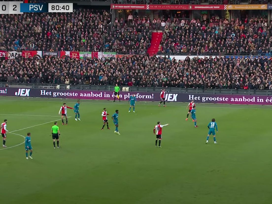 Feyenoord lokt PSV naar de rechterkant en verlegt dan het spel naar links