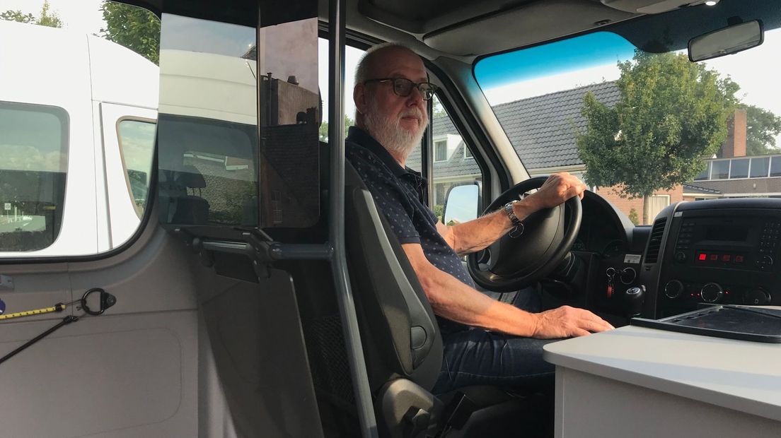 Chauffeurs van buurtbussen in Midden-Drenthe zijn gefrustreerd. Ze willen weer rijden, maar het mag nog niet.