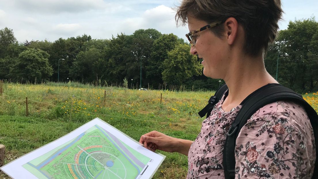 Petra heeft een overzicht van het bos en alle gewassen die er groeien.