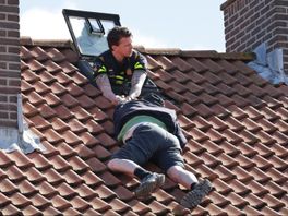 Agent houdt Jaap (83) minutenlang vast omdat hij bijna van dak valt