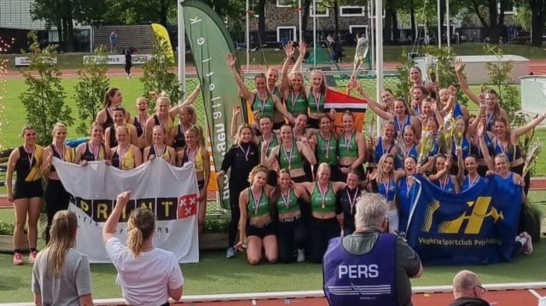 De vrouwen van Groningen Atletiek (midden) vieren hun titel