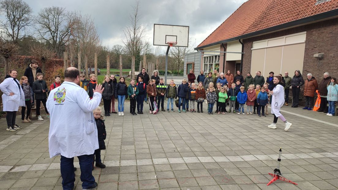 Leerlingen van de Jan Barbierschool in Hellendoorn verzamelen zich op het schoolplein voor de raketlancering