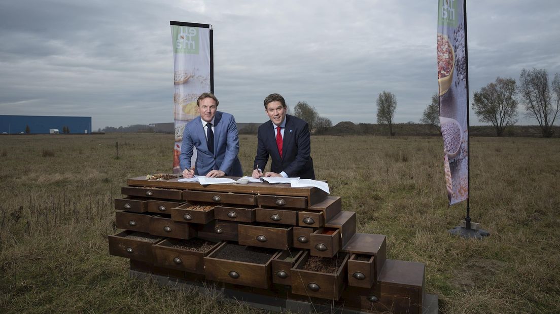 Wethouder De Heer van Zwolle en directeur Hoogstra Euroma tekenen contract op bouwplaats