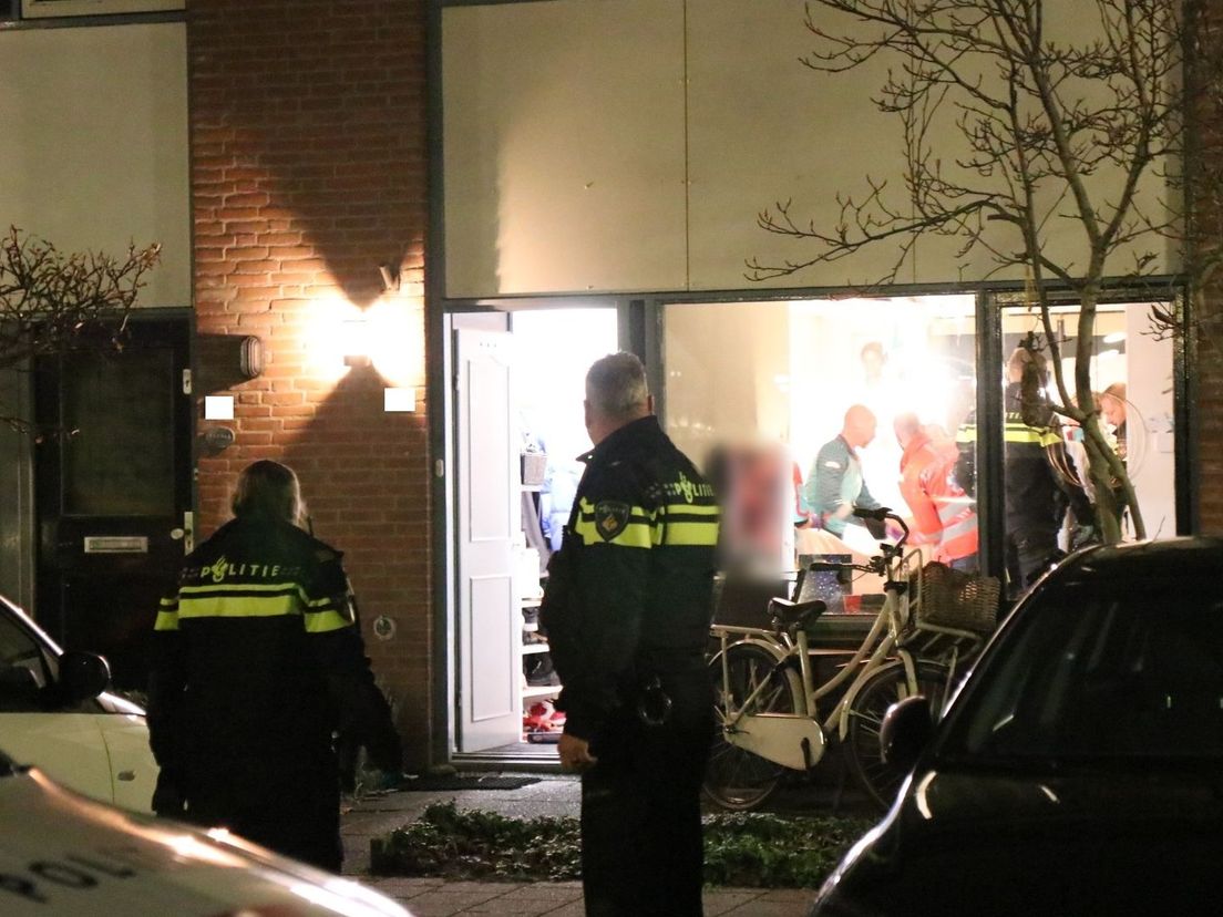 De neergestoken jongen werd behandeld in een woning aan de Veilingstraat in Pijnacker.
