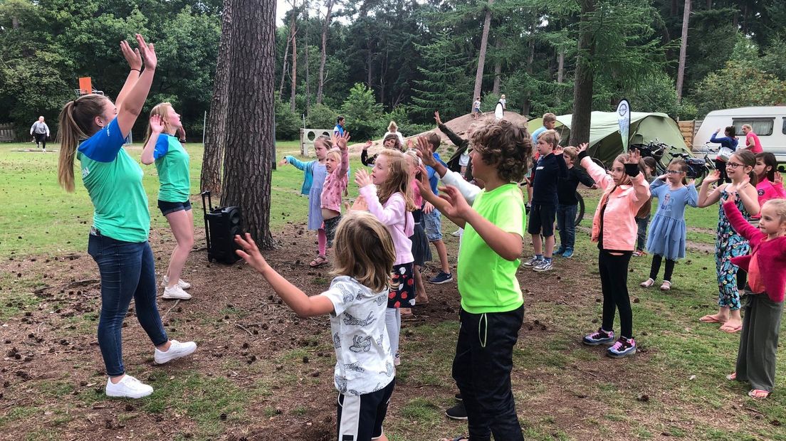 De kinderen op camping de Zeven Linden in Baarn zijn blij met de activiteiten.
