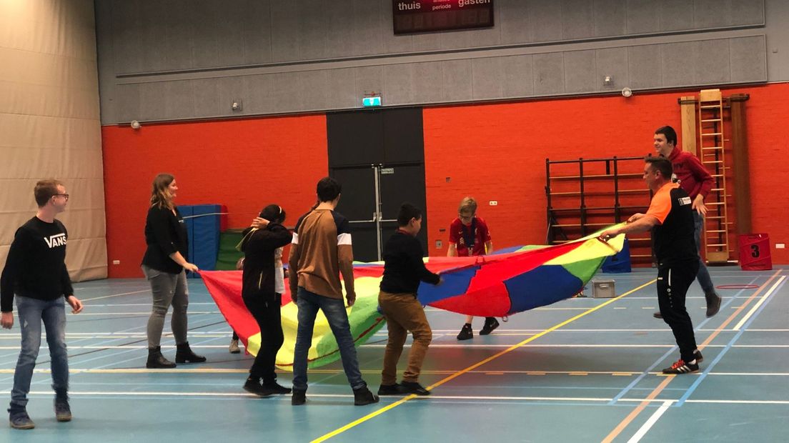 Kinderen met een beperking spelen samen met kinderburgemeester Kris