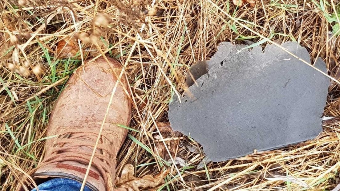 Stukken afval in het dorp na de brand