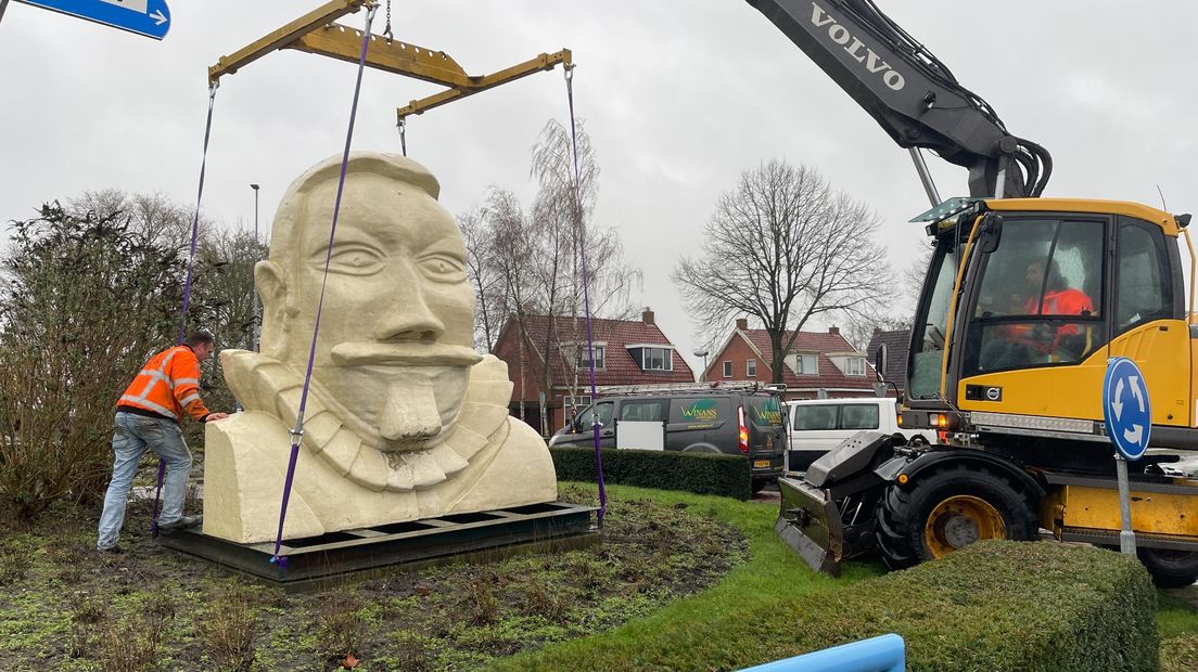 Leden van oudejaarsvereniging De Oliebol plaatsen de beelden terug in Farmsum