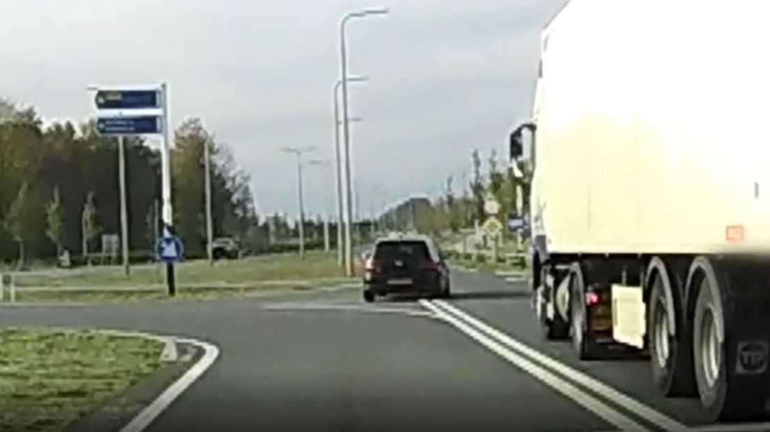 Op een listige manier op hondsbrutale wijze die vervelend langzaam optrekkende vrachtwagen inhalen via het rode verkeerslicht.