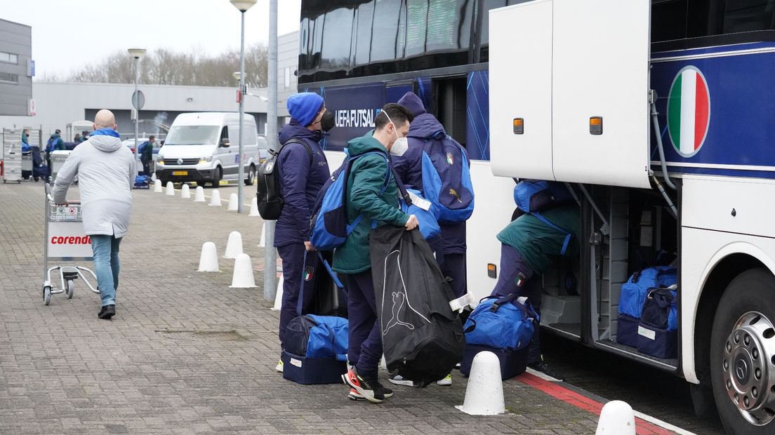 De spelers van Italië na landing op vliegveld Eelde, op weg naar het hotel