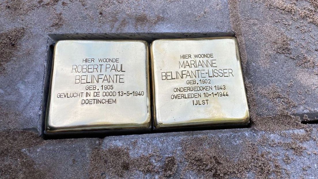 Vrijdagochtend werden de stolpersteinen in de stoep gemaakt.