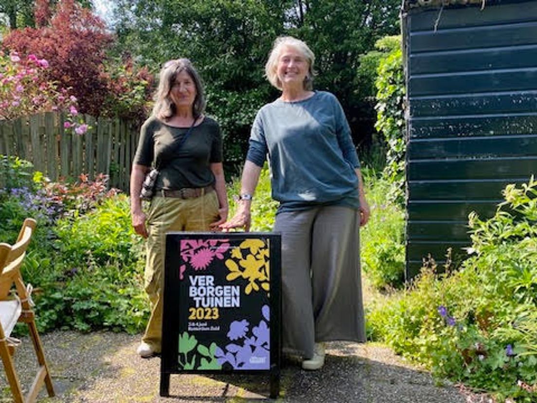 Alexandra Popovic (l) en Andrea van der Meide (r) in een verborgen tuin op Zuid