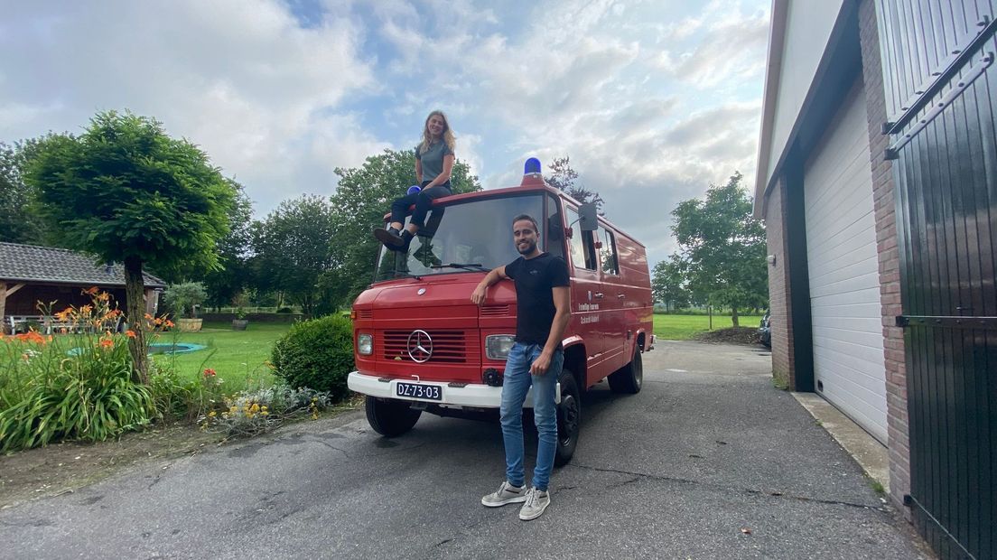 Freek en Sanne op reis in omgebouwde brandweerbus.