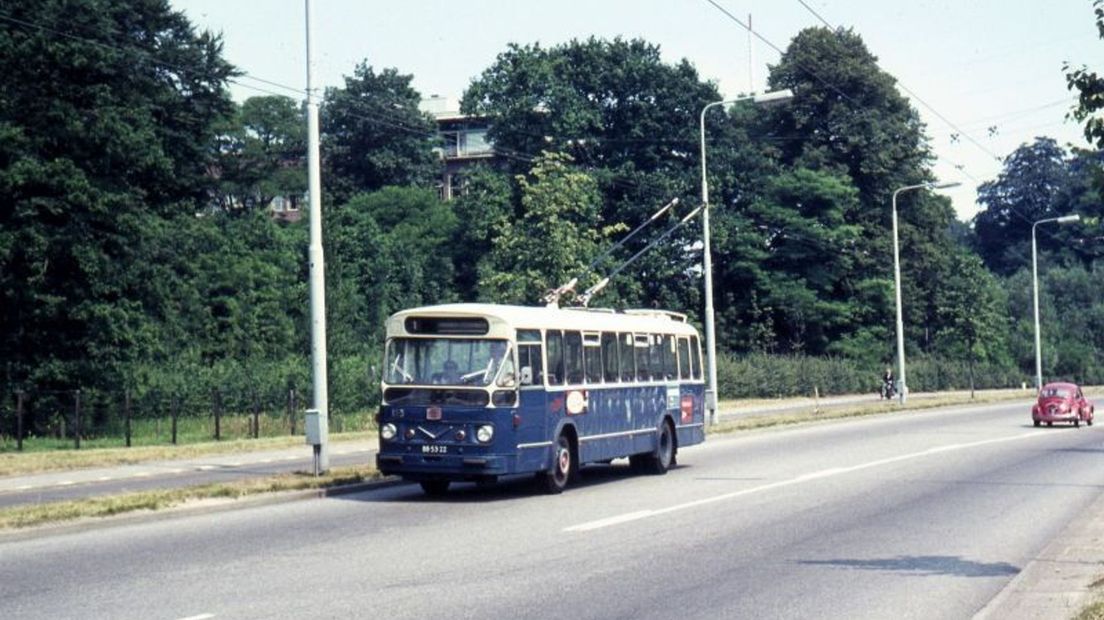 De trolley in 1971 op de Utrechtseweg, richting Oosterbeek.