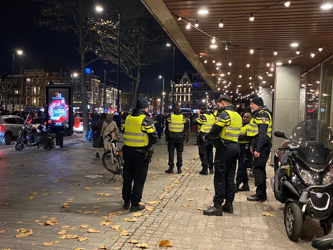 Politie Rotterdam staat paraat bij feestvierders in binnenstad na WK-winst van Marokko