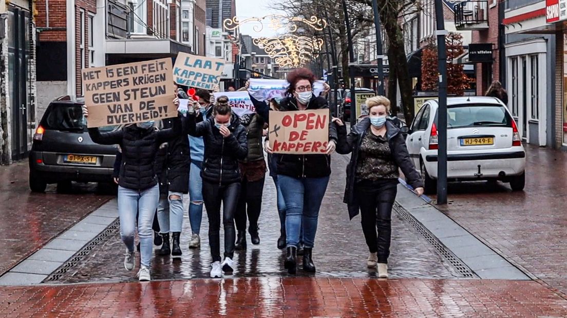Sandra en haar collega's trokken met toeters en spandoeken door de straten van Veendam