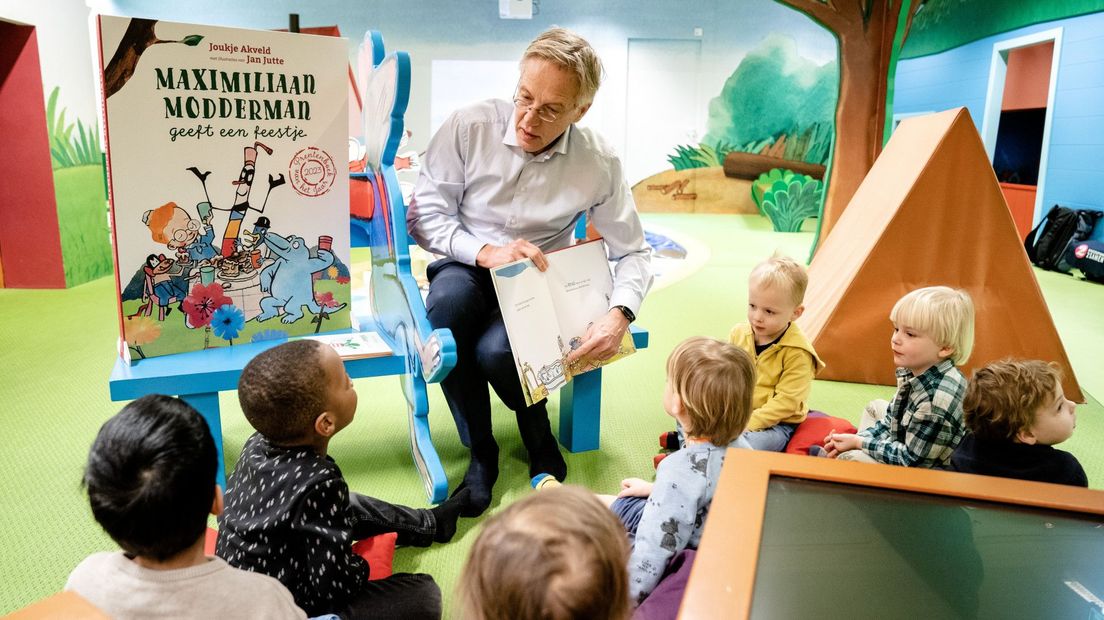 Minister Robbert Dijkgraaf leest voor in het Kinderboekenmuseum