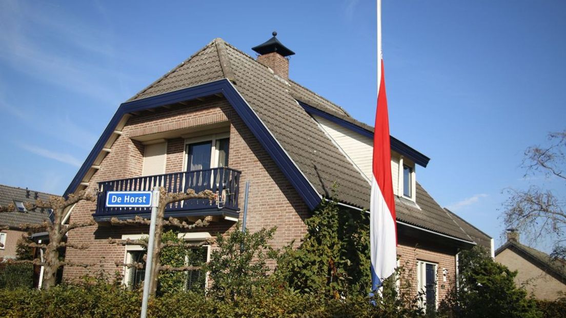 De vlag hangt halfstok in de straat waar Victor met zijn ouders woonde.