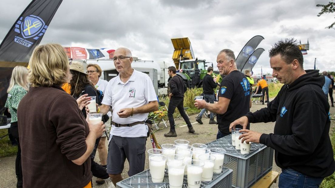De boeren weken vrijdag uit naar Middelaar en deelden daar melk uit.