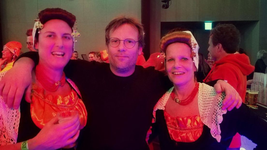 De dames trekken veel bekijks in het Holland Heineken House
