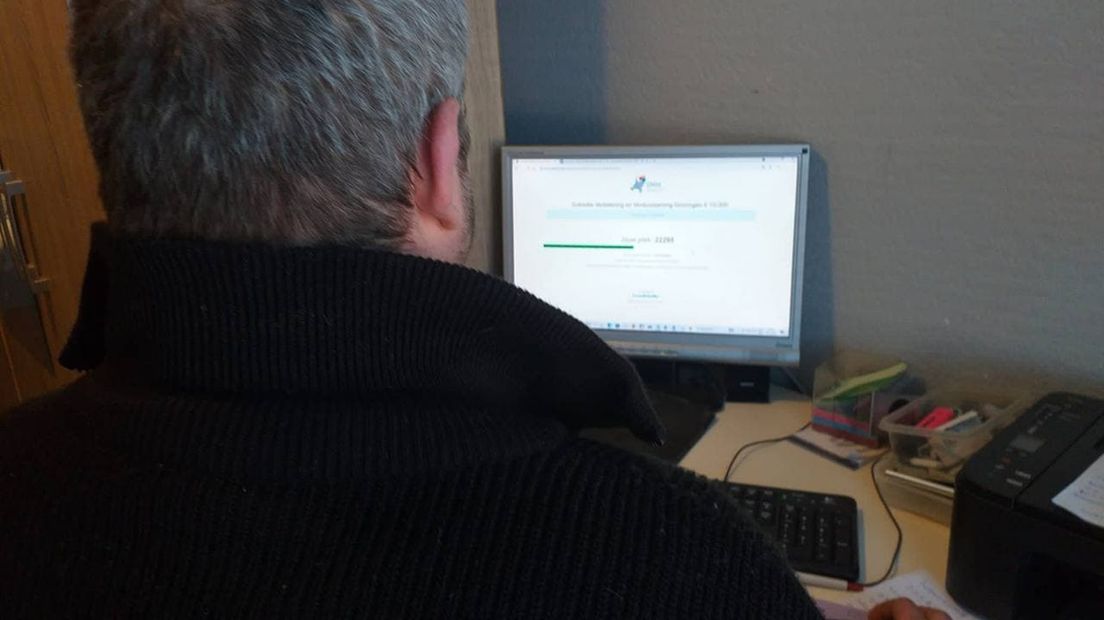 Oane van der Heide achter zijn computer in de digitale wachtrij