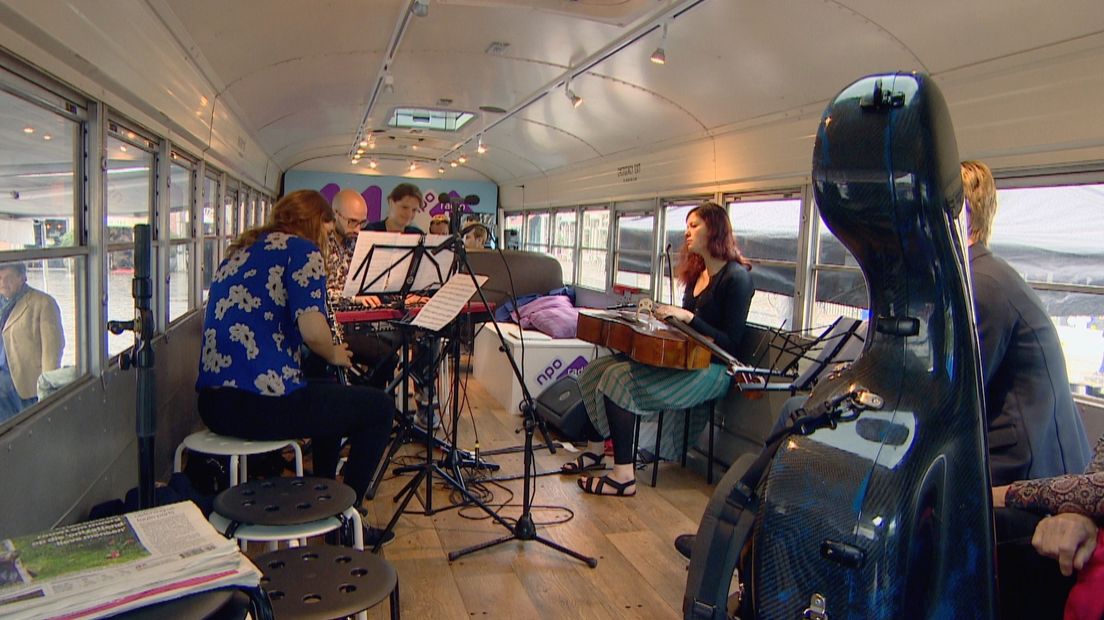 Livemuziek in bus NPO 4 in Goes