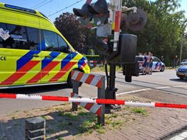 Scooterrijder (17) overleden na aanrijding met trein in Emmen