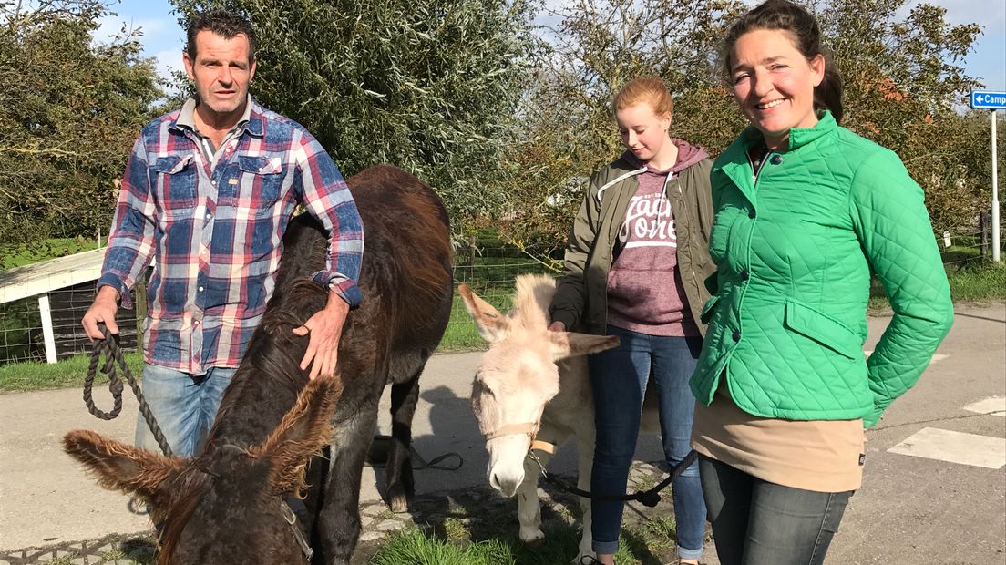 Bianca Plune (r) met deelnemers van de ezelwandeling