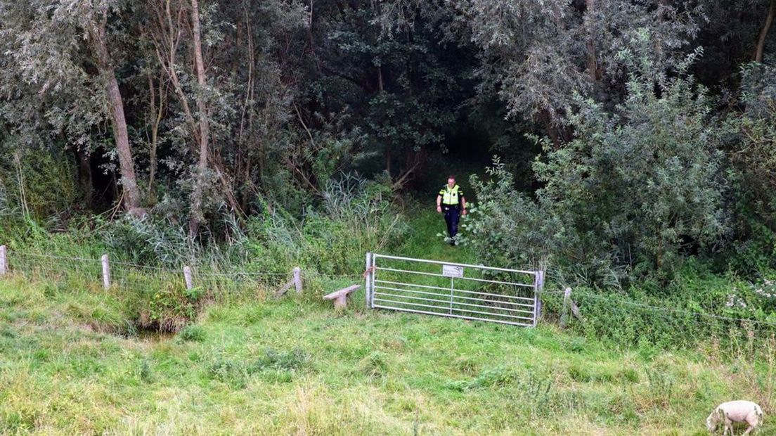 De politie doet onderzoek naar het incident bij de dijk.