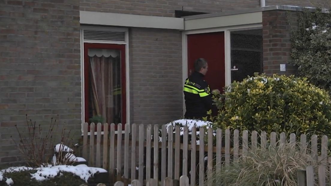 Politieagenten onderzoeken de woning aan de Druwerbrink na de moord