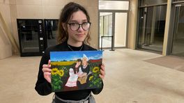 Elina (19) maakt schilderij als dank voor opvang Oekraïners in Bierum