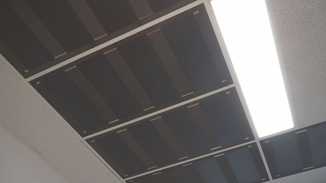 Platen met de warmtepasta verwerkt in systeemplafonds