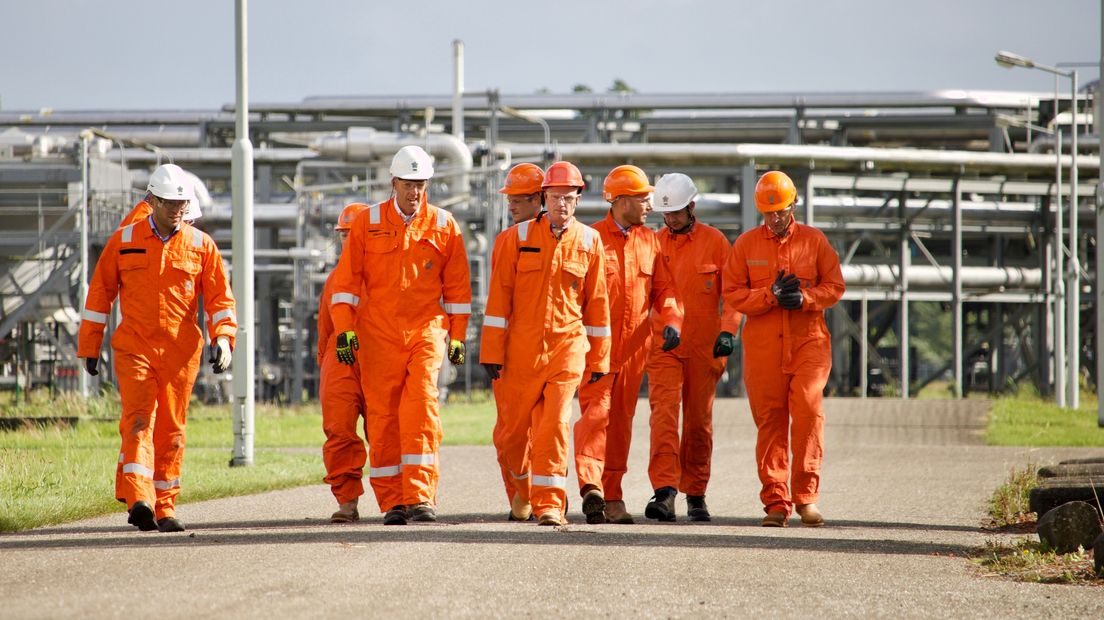 Minister Stef Blok (midden met oranje helm) bij de gasopslag in Grijpskerk