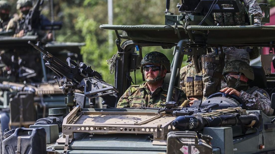 Willem-Alexander in een patrouillevoertuig.
