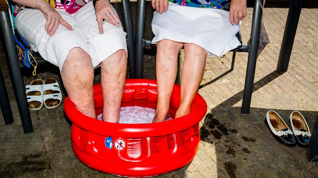 Met de voetjes in het water voor wat verkoeling