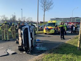 Auto raakt boom en tramhek bij ongeluk en landt op zijn zijkant