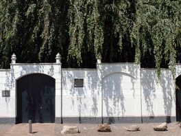 Beschadigde monumentale muur Joodse begraafplaats Almelo wordt hersteld