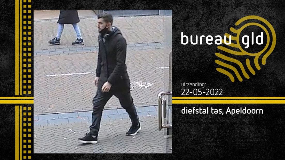 Deze man heeft een blindenstok van een oudere, blinde vrouw gestolen.