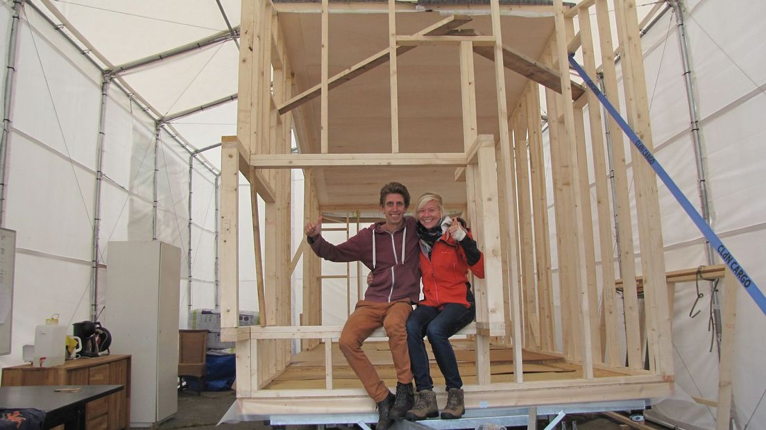Bouke en Iris tijdens de bouw.