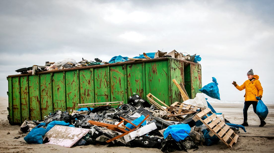 277 zeecontainers sloegen overboord (Rechten: ANP/Remko de Waal